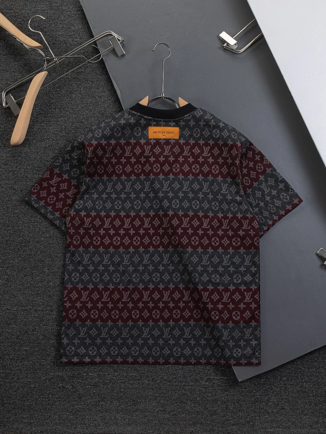🅿️200 Louis Vuitton 1V LV lv slightly wide version S-XL LV 26ss new products are available at counters simultaneously. Multiple craftsmanship. Contrast color jacquard large stripes all over the body 🪡 embroidery. Round neck short-sleeved T-shirt, same style for men and women! Consigned to one-to-one creation. Synchronized with the official website, pure cotton fabrics at the counter! It is close to the skin and comfortable, durable and easy to wear. It has a classic and simple logo design and meticulous original craftsmanship. Short-sleeves, a must-have item for men, do not appear to be the same for the general public, but must be unique and eye-catching. This LV short-sleeve is all about quality, comfort, the same shape and fashion as always, including fabrics and cutting techniques. All of them have been made with great effort! 320 grams of washed pure cotton fabric, pure cotton is breathable, very refreshing and comfortable for daily wear. The rib knitting on the neckline is smooth and tight, and the neckline will not be skewed if you toss it at will. The loose version, you will find that it looks really good on the upper body. The overall is minimalist and neat, super versatile for daily use! Pair it casually with a pair of pants for a youthful look. A T-shirt will make your outfit crazy. It is a fashionable item that can never go wrong! Color: Green Burgundy Size: S-XL Size chart: S: Shoulder width 50-Bust 56-Length 70 M: Shoulder width 52-Bust 57-Length 72 L: Shoulder width 54-Bust 59-Length 74 XL: Shoulder width 56-Bust 62-Length 76
